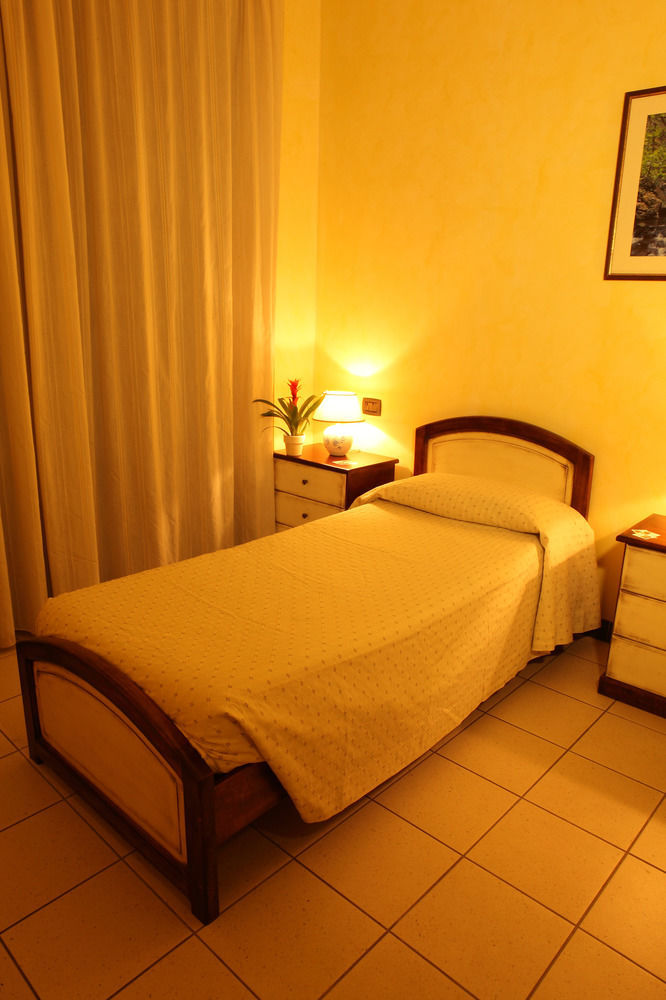 Arcobaleno Rooms กาญารี ภายนอก รูปภาพ